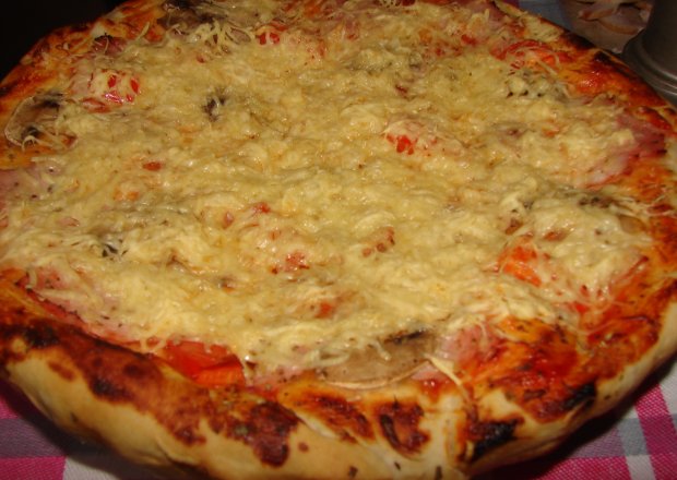 Fotografia przedstawiająca Domowa pizza