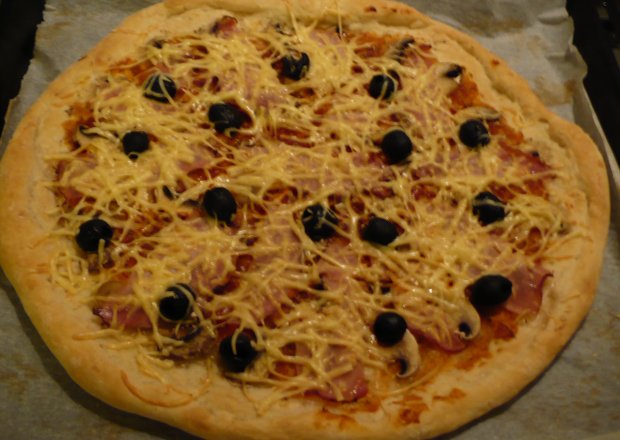 Fotografia przedstawiająca domowa pizza