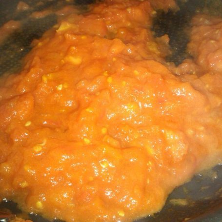 Krok 5 - Domowa pomidorowa z duszonymi pomidorami  foto