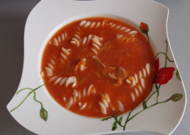 Fotografia przedstawiająca Domowa pomidorowa ze świderkami