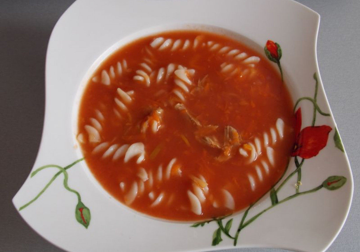 Domowa pomidorowa ze świderkami foto