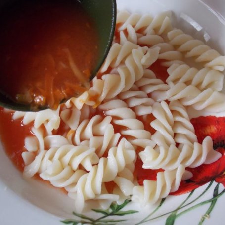 Krok 5 - Domowa pomidorowa ze świderkami foto