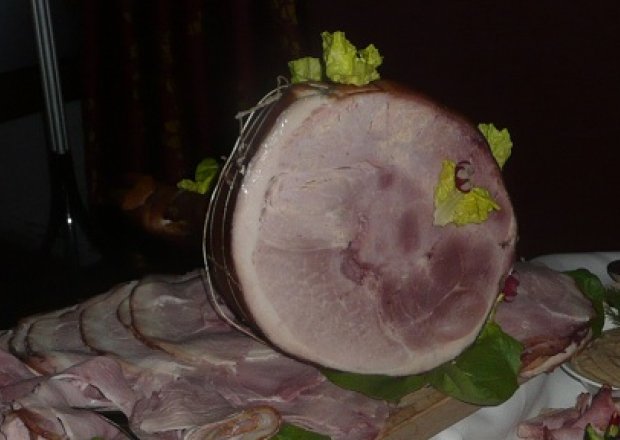 Fotografia przedstawiająca domowa szynka parzona