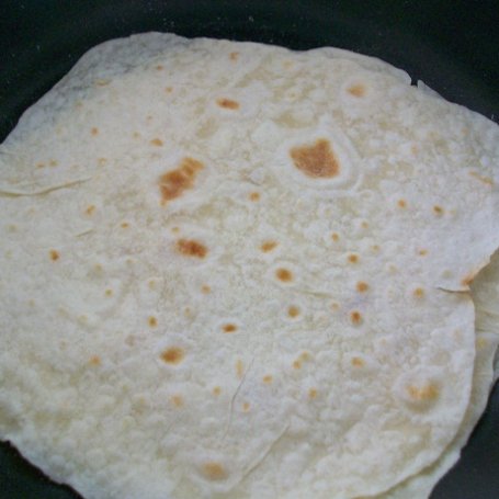 Krok 1 - Domowa tortilla z boczkiem faszerowanym i ogórkiem foto