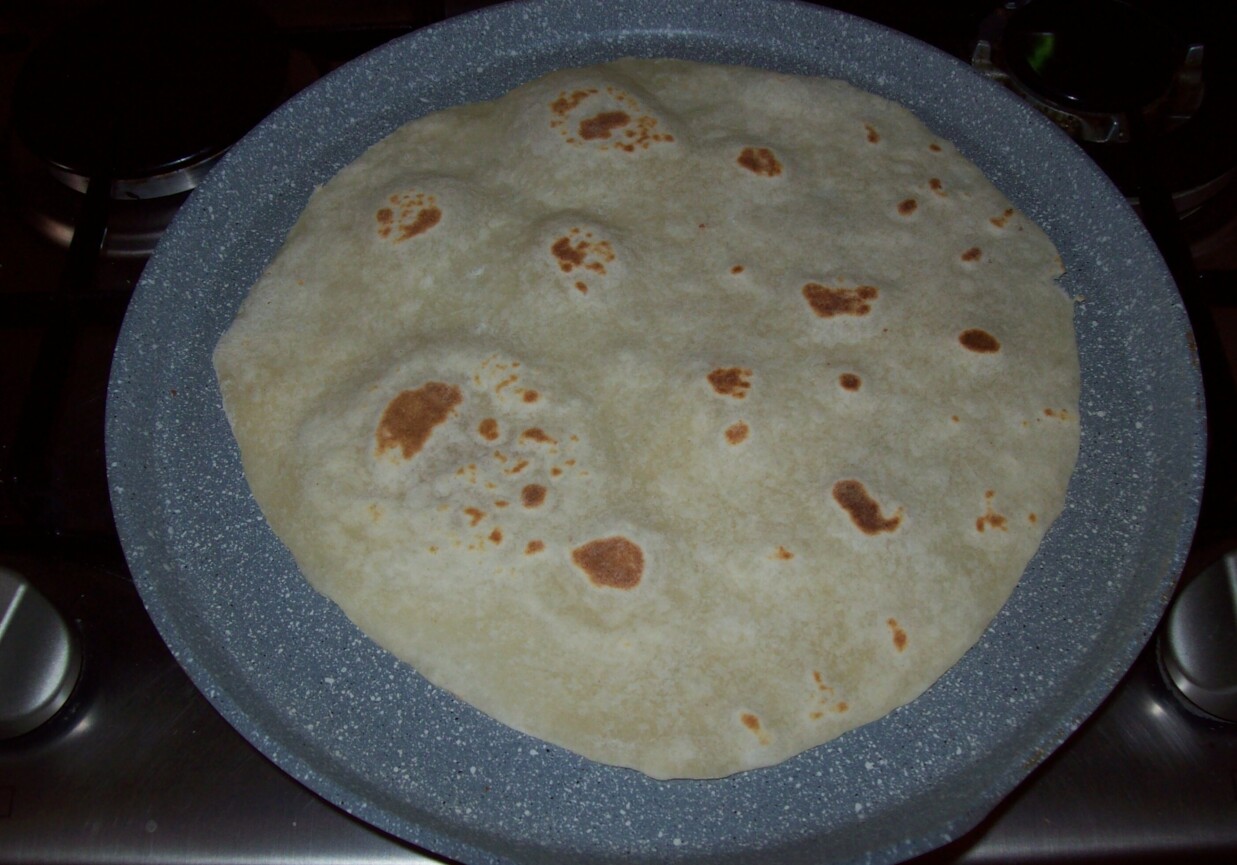 Domowa tortilla z indykiem i warzywami foto
