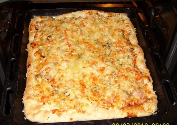 Fotografia przedstawiająca Domowa włoska pizza