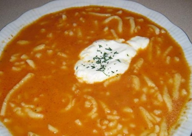 Fotografia przedstawiająca Domowa zupa pomidorowa.