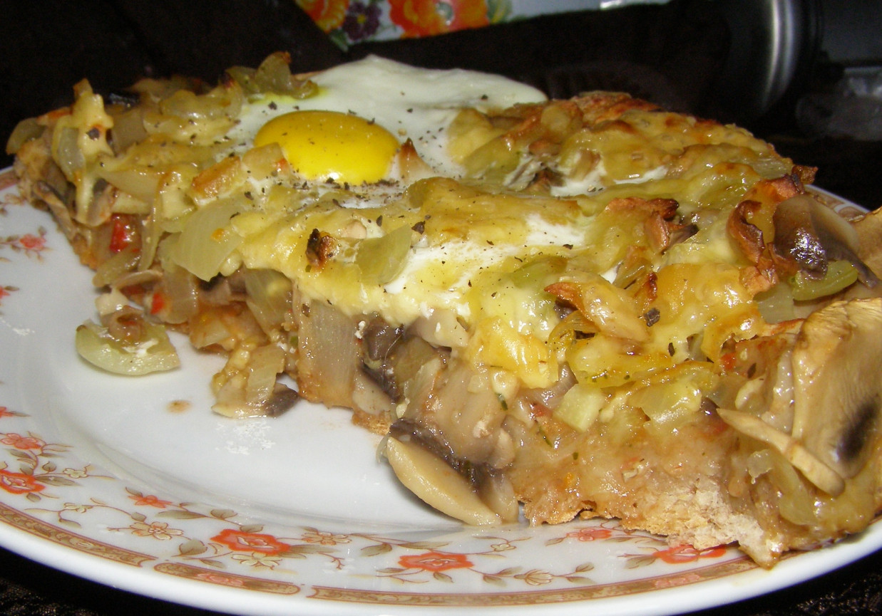 domowa żytnio-pszenna pizza  z pieczarkami.czosnkiem,cebulą,serem,jajkiem i z sosem chilli... foto