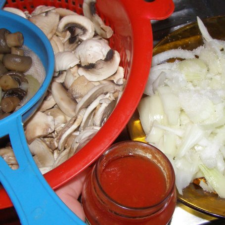 Krok 2 - domowa żytnio-pszenna pizza z pieczarkami.czosnkiem,cebulą,serem,jajkiem i z sosem chilli... foto