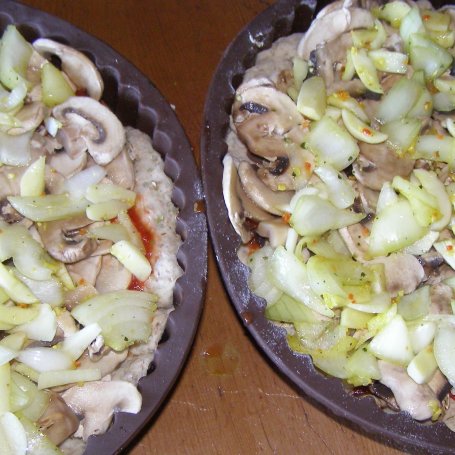 Krok 4 - domowa żytnio-pszenna pizza z pieczarkami.czosnkiem,cebulą,serem,jajkiem i z sosem chilli... foto