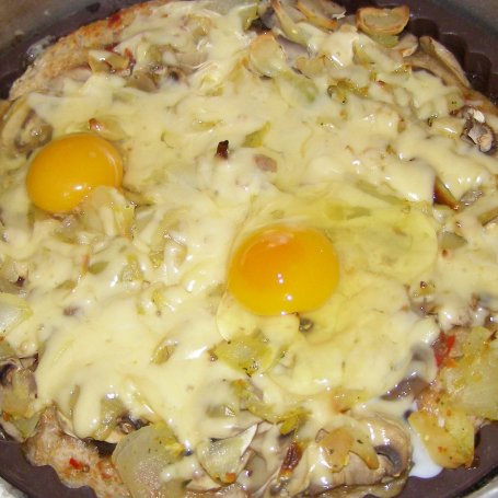 Krok 5 - domowa żytnio-pszenna pizza  z pieczarkami.czosnkiem,cebulą,serem,jajkiem i z sosem chilli... foto