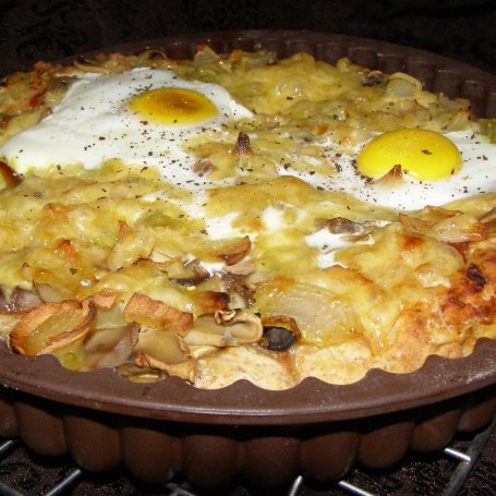 Krok 6 - domowa żytnio-pszenna pizza z pieczarkami.czosnkiem,cebulą,serem,jajkiem i z sosem chilli... foto
