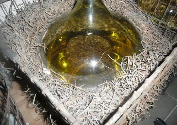 Fotografia przedstawiająca domowe białe wino