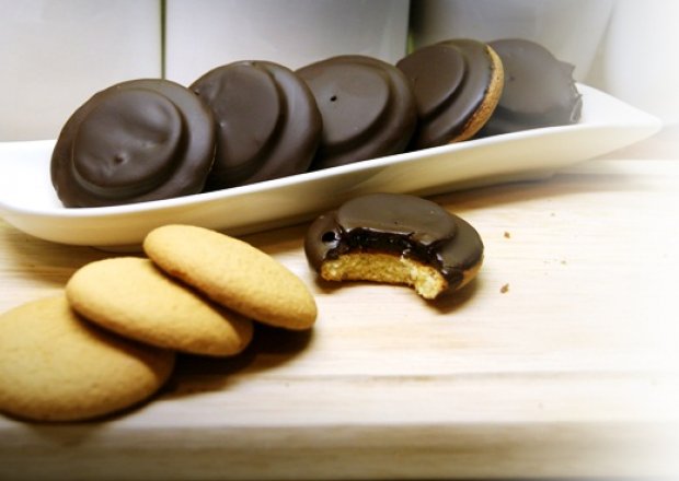 Fotografia przedstawiająca Domowe biszkopty z galaretką i czekoladą