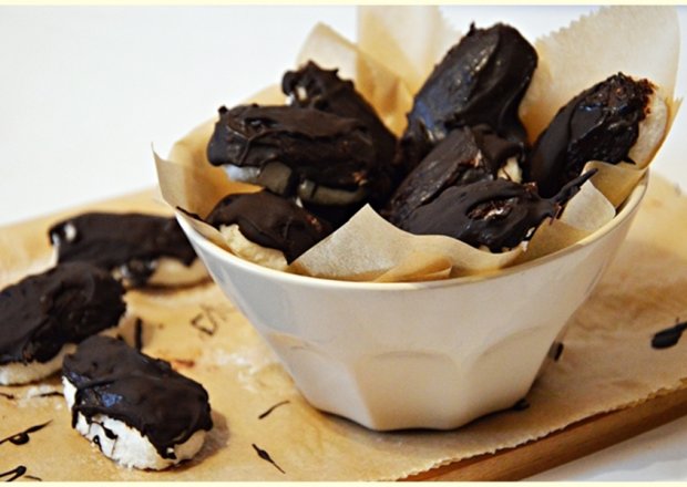 Fotografia przedstawiająca Domowe bounty z gorzką czekoladą