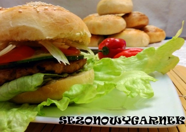 Fotografia przedstawiająca Domowe burgery drobiowe