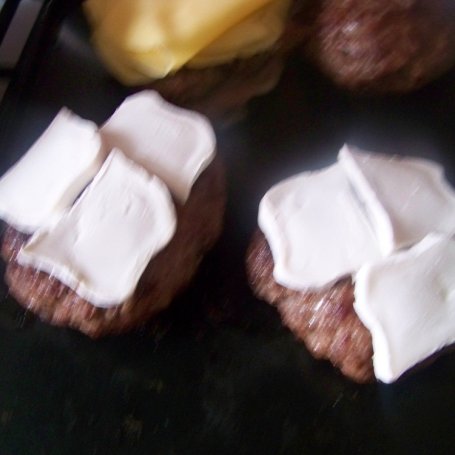 Krok 4 - Domowe burgery z kozim serem. foto