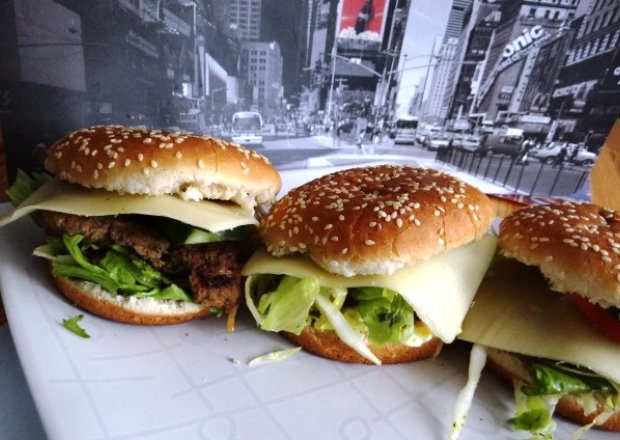Fotografia przedstawiająca domowe  burgery