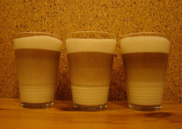Fotografia przedstawiająca Domowe cafe latte