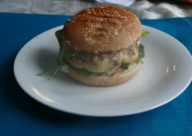 Fotografia przedstawiająca Domowe Cheesburgery