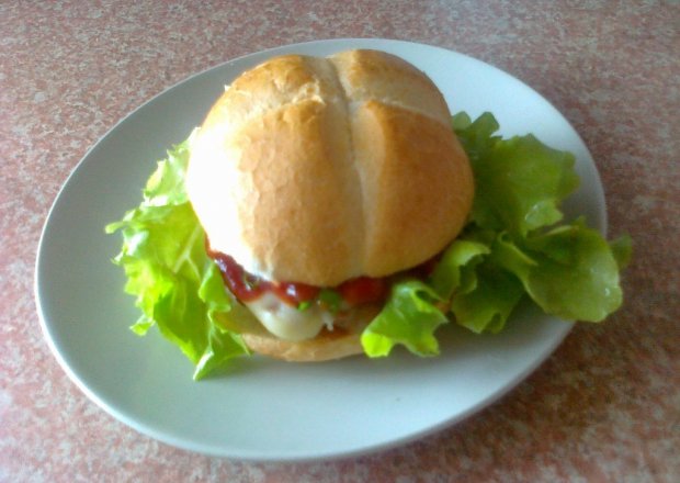 Fotografia przedstawiająca DOmowe cheesburgery