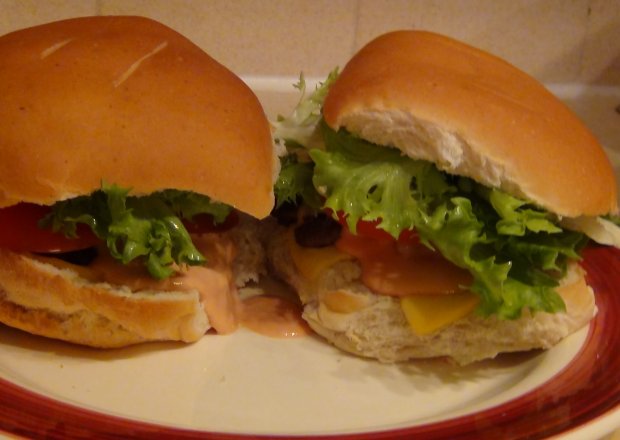 Fotografia przedstawiająca Domowe cheesburgery