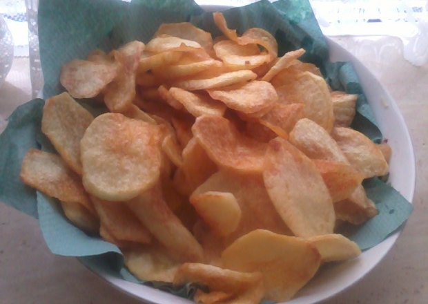 Fotografia przedstawiająca domowe chipsy cebulowe