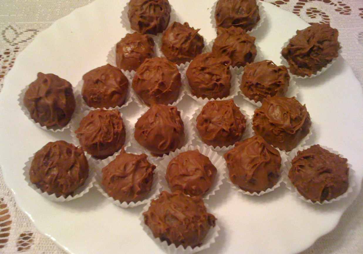 domowe chrupiące czekoladki z ganache w mlecznej czekoladzie foto