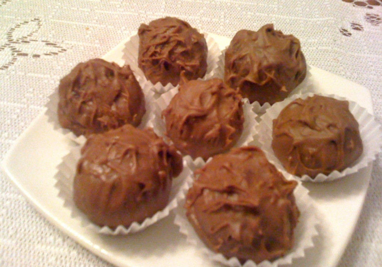 domowe chrupiące czekoladki z ganache w mlecznej czekoladzie foto