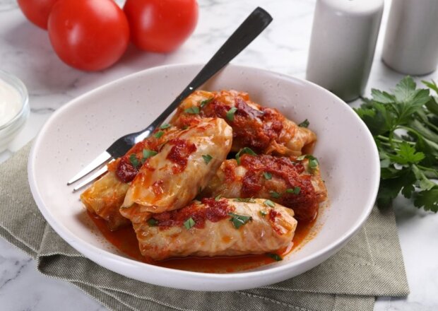 Fotografia przedstawiająca Domowe gołąbki z kiełbasą i ryżem