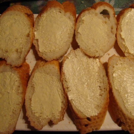 Krok 1 - Domowe grzanki z masłem czosnkowym foto