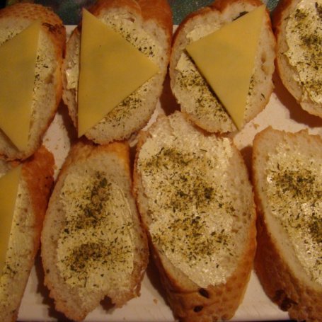 Krok 3 - Domowe grzanki z masłem czosnkowym foto