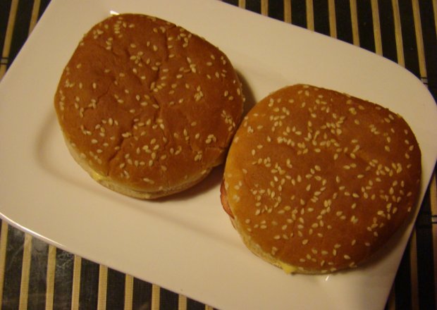 Fotografia przedstawiająca Domowe hamburgery z chipsami z wędliny