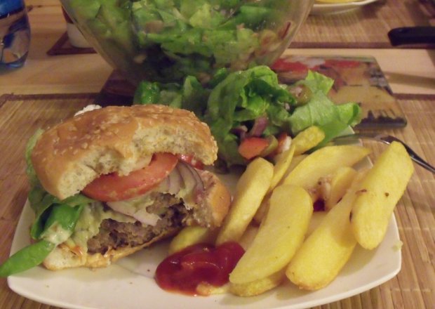 Fotografia przedstawiająca Domowe hamburgery