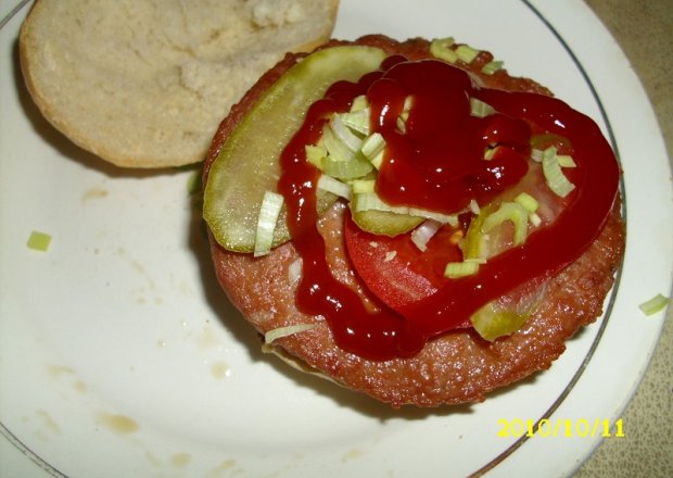 Fotografia przedstawiająca Domowe hamburgery.
