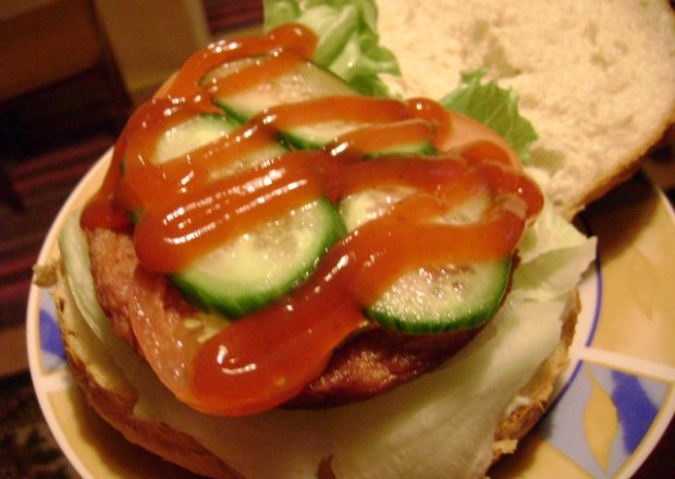 Fotografia przedstawiająca domowe hamburgery