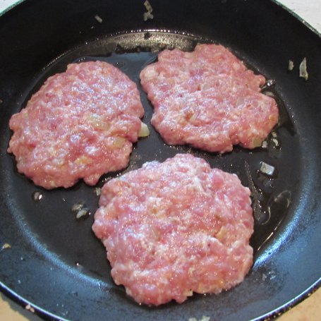 Krok 2 - Domowe hamburgery foto