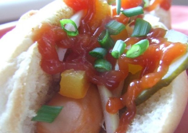 Fotografia przedstawiająca domowe hot dogi Myszki