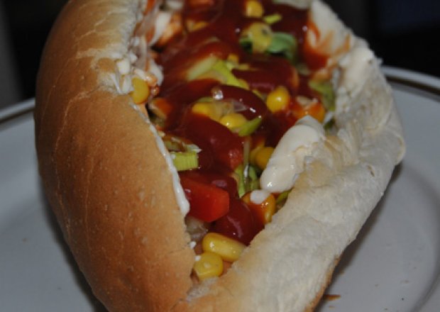 Fotografia przedstawiająca domowe hot dogi z porem
