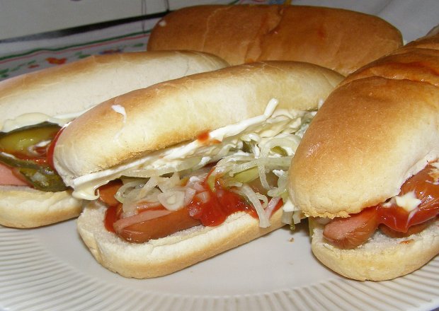 Fotografia przedstawiająca domowe hot-dogi...