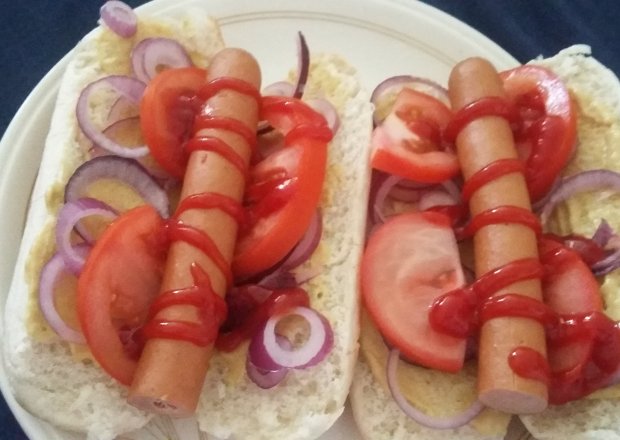Fotografia przedstawiająca Domowe hot-dogi