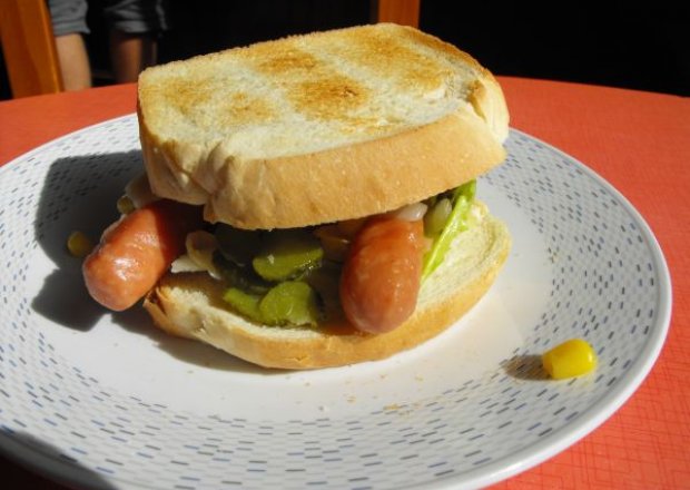 Fotografia przedstawiająca Domowe hot-dogi z tostów