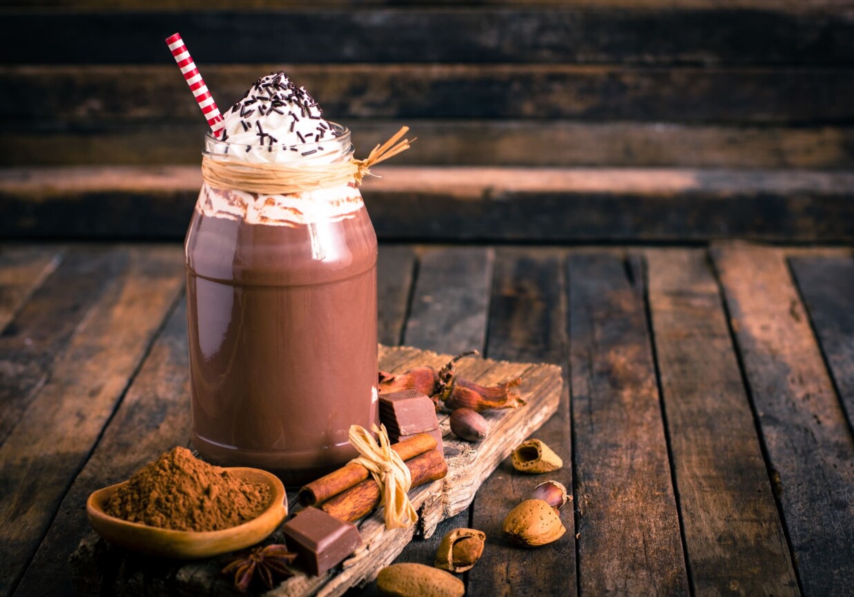 Domowe korzenne kakao. Rozgrzewający napój. foto