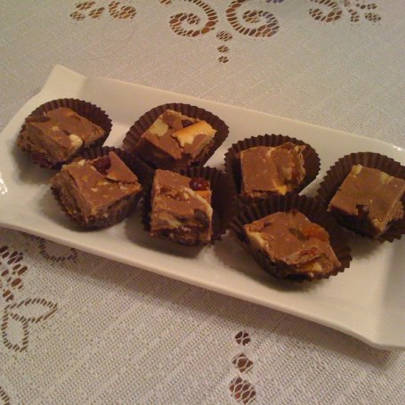 Krok 7 - Domowe kruche czekoladki z bakaliami i ciasteczkami foto