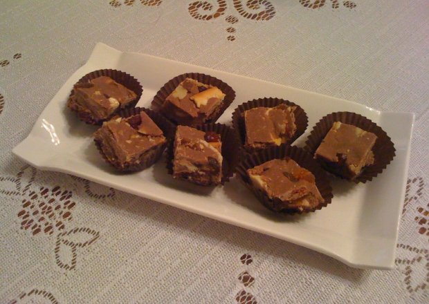 Fotografia przedstawiająca Domowe kruche czekoladki z bakaliami i ciasteczkami