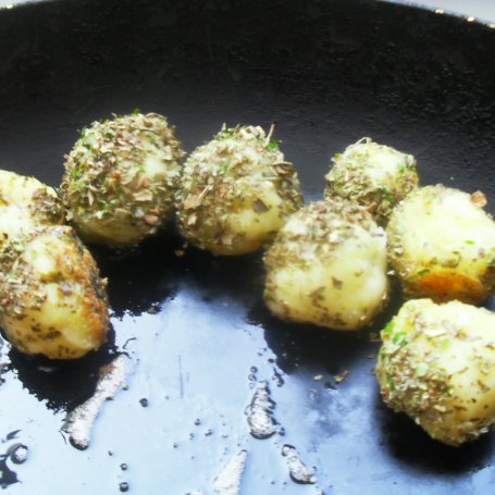 Krok 5 - Domowe kuleczki ziemniaczane w ziołowej panierce foto