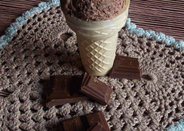 Fotografia przedstawiająca Domowe lody czekoladowe