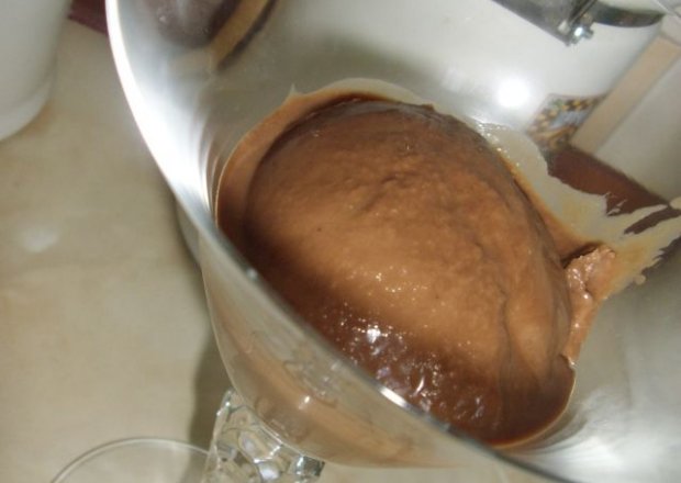 Fotografia przedstawiająca domowe lody czekoladowe