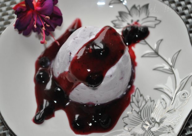 Fotografia przedstawiająca Domowe lody jagodowe pod pierzynką z frużeliny
