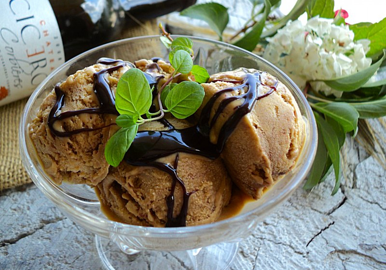 Domowe Lody kawowe z pistacjami i sosem czekoladowym  foto